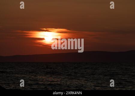 Tramonto in Croazia innamorato sulla riva del mare di Trpanj Croazia Foto Stock