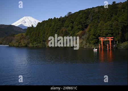 Paesaggio con vista panoramica del santuario Hakone-jinja, porta rossa torii, il leggendario Monte Fuji visto dal lago Ashinoko a Kanagawa, in Giappone. Foto Stock