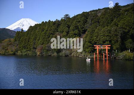 Paesaggio con vista panoramica del santuario Hakone-jinja, porta rossa torii, il leggendario Monte Fuji visto dal lago Ashinoko a Kanagawa, in Giappone. Foto Stock