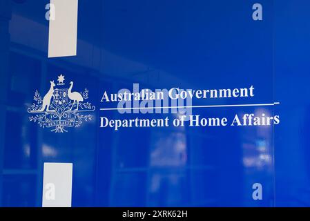 Logo del Dipartimento degli affari interni del governo australiano su un muro blu fuori da uno degli uffici del dipartimento nella città di Melbourne Foto Stock