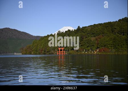 Paesaggio con vista panoramica del santuario Hakone-jinja, porta rossa torii, il leggendario Monte Fuji visto dal lago Ashinoko a Kanagawa, in Giappone. Foto Stock