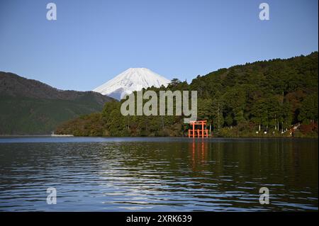 Paesaggio con vista panoramica del santuario Hakone-jinja, porta rossa torii, il leggendario Monte Fuji visto dal lago Ashinoko a Kanagawa, in Giappone. Foto Stock