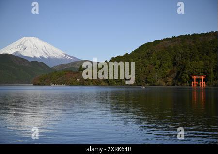 Paesaggio con vista panoramica del santuario Hakone-jinja, porta rossa torii, il leggendario Monte Fuji visto dal lago Ashinoko a Kanagawa, in Giappone. Foto Stock