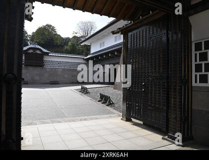 Vista panoramica della porta Hashizume-mon, l'ingresso principale del castello di Kanazawa-jo a Ishikawa, Giappone. Foto Stock