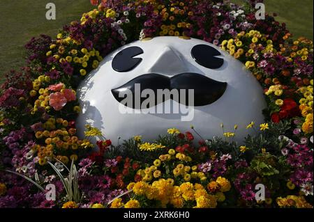 Composizione floreale colorata al giardino Gyokusen'inmaru di Kanazawa, Ishikawa Giappone. Foto Stock