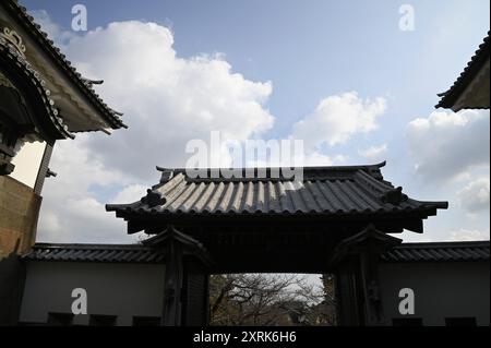 Vista panoramica della porta Hashizume-mon, l'ingresso principale del castello di Kanazawa-jo a Ishikawa, Giappone. Foto Stock