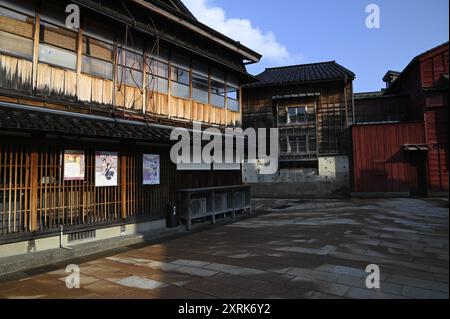 Paesaggio con vista panoramica del quartiere Higashi Chaya del periodo Edo con le tradizionali case da tè storiche Geishas a Kanazawa, Ishikawa, Giappone. Foto Stock