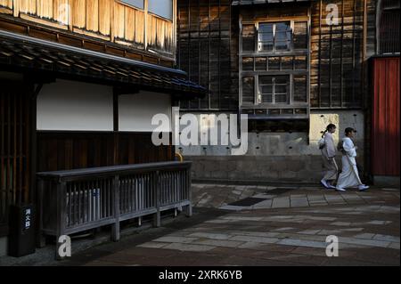 Paesaggio con vista panoramica di Geisha che cammina per le strade del quartiere Higashi-Chaya del periodo Edo a Kanazawa, Ishikawa Giappone. Foto Stock