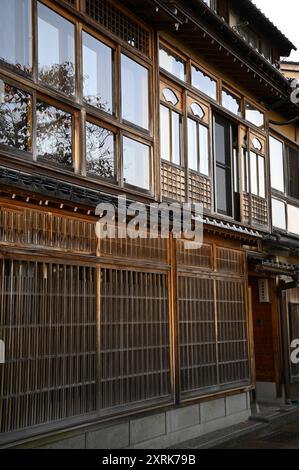 Vista panoramica delle tradizionali case da tè di Geishas nel quartiere Higashi Chaya del periodo Edo a Kanazawa, Ishikawa, Giappone. Foto Stock