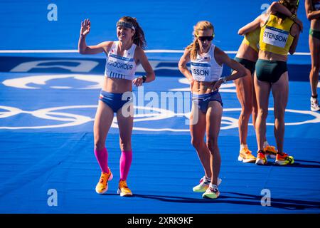Parigi, Francia. 11 agosto 2024. L-R Tereza Hrochova (CZE) e Emily Sisson (USA) hanno concluso la maratona femminile ai Giochi olimpici di Parigi, in Francia, l'11 agosto 2024. Crediti: Jaroslav Svoboda/CTK Photo/Alamy Live News Foto Stock