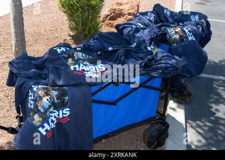 Las Vegas, Stati Uniti. 10 agosto 2024. Merchandise al rally VP Kamala Harris e Gov Tim Walz all'Unvieristy of Las Vegas Thomas & Mack Center a Las Vegas, Nevada, il 10 agosto 2024. (Foto di Travis P Ball/Sipa USA) credito: SIPA USA/Alamy Live News Foto Stock