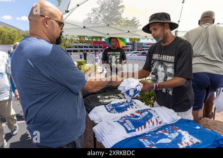 Las Vegas, Stati Uniti. 10 agosto 2024. Merchandise al rally VP Kamala Harris e Gov Tim Walz all'Unvieristy of Las Vegas Thomas & Mack Center a Las Vegas, Nevada, il 10 agosto 2024. (Foto di Travis P Ball/Sipa USA) credito: SIPA USA/Alamy Live News Foto Stock