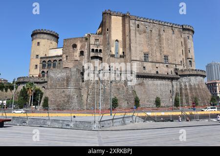 Napoli - Castel nuovo dalla terrazza della nuova stazione del Molo Beverello Foto Stock