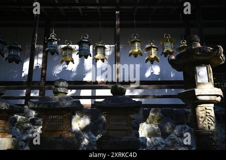 Vista panoramica delle lanterne sospese in bronzo Tsuri-dōrō utilizzate come votive all'esterno del santuario shintoista Kasuga Taisha a Nara, Kansai Giappone. Foto Stock