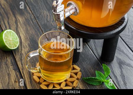 Tè fermentato kombucha fatto in casa in vetro. Foto Stock