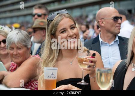 10 agosto 2024. Gli appassionati di corse si godono la giornata alla Dubai Duty Free Shergar Cup all'ippodromo di Ascot nel Berkshire. Crediti: Maureen McLean/Alamy Foto Stock