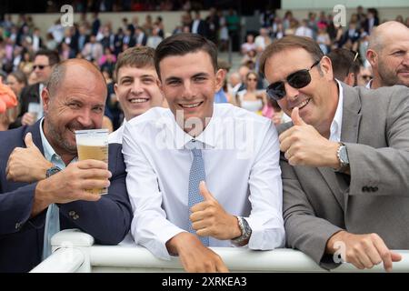 10 agosto 2024. Gli appassionati di corse si godono la giornata alla Dubai Duty Free Shergar Cup all'ippodromo di Ascot nel Berkshire. Crediti: Maureen McLean/Alamy Foto Stock