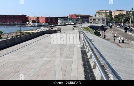 Napoli - Scorcio della Marina militare dalla terrazza della nuova stazione di Molo Beverello Foto Stock