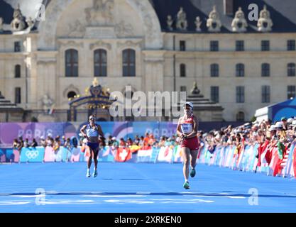 Parigi, Francia. 11 agosto 2024. Xia Yuyu (davanti) della Cina gareggia durante la maratona femminile di atletica leggera ai Giochi Olimpici di Parigi del 2024 a Parigi, Francia, 11 agosto 2024. Crediti: Li Jing/Xinhua/Alamy Live News Foto Stock
