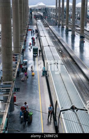 AVE Madrid-Sevilla a Puerta de la stazione ferroviaria di Atocha. Madrid, Spagna. Foto Stock