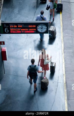 Passeggeri a piedi lungo la piattaforma. Puerta de la stazione ferroviaria di Atocha, Madrid, Spagna. Foto Stock