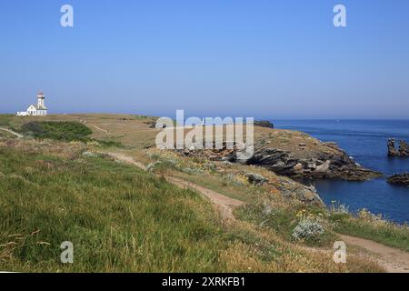 Vista del faro e del Point des Poulins dal sentiero costiero (GR340) a le Palud, Belle Ile en Mer, Bretagna, Francia Foto Stock