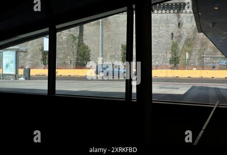 Napoli - Scorcio di via Acton dall'interno della nuova stazione di Molo Beverello Foto Stock