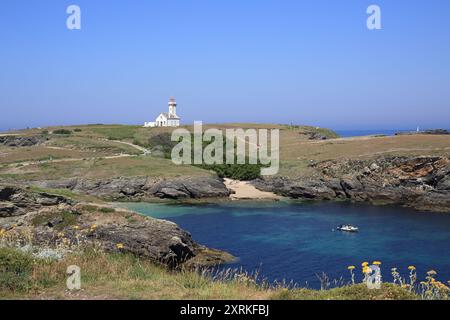 Vista del faro e del Point des Poulins dal sentiero costiero (GR340) a le Palud, Belle Ile en Mer, Bretagna, Francia Foto Stock