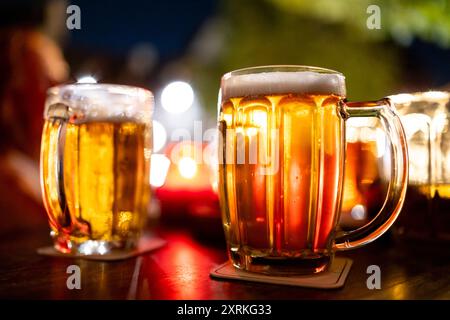 Norimberga, Germania. 18 agosto 2016. Le brocche di birra si siedono sul tavolo di un pub la sera. Crediti: Daniel Karmann/dpa/Alamy Live News Foto Stock
