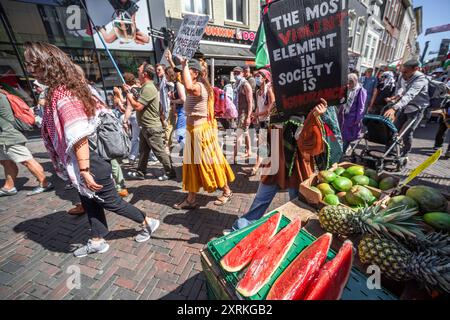 Janskerkhof e il centro città, Utrecht, Paesi Bassi. Sabato 10 agosto 2024. “NON LO È MAI PIÙ”. Oggi pomeriggio a Utrecht si è tenuta una piccola e molto esplicita manifestazione per riportare ancora una volta alla ribalta la situazione dei palestinesi a Gaza e il continuo genocidio perpetrato su di loro dall'IDF (forza di difesa israeliana). Mentre i leader occidentali cantano ancora lo stesso mantra di Israele diritto di autodisprezzo in una terra occupata. Il Ministero della salute a Gaza dal 9 agosto dichiara almeno 39.699 morti, di cui più di 15.000 bambini uccisi. Crediti: Charles M Vella/Alamy li Foto Stock