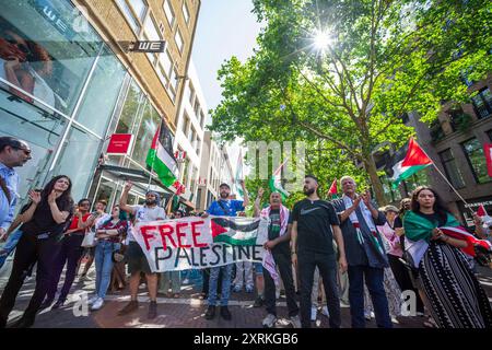 Janskerkhof e il centro città, Utrecht, Paesi Bassi. Sabato 10 agosto 2024. “NON LO È MAI PIÙ”. Oggi pomeriggio a Utrecht si è tenuta una piccola e molto esplicita manifestazione per riportare ancora una volta alla ribalta la situazione dei palestinesi a Gaza e il continuo genocidio perpetrato su di loro dall'IDF (forza di difesa israeliana). Mentre i leader occidentali cantano ancora lo stesso mantra di Israele diritto di autodisprezzo in una terra occupata. Il Ministero della salute a Gaza dal 9 agosto dichiara almeno 39.699 morti, di cui più di 15.000 bambini uccisi. Crediti: Charles M Vella/Alamy li Foto Stock