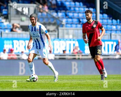 Damian Roßbach (FC Hansa Rostock, #04) AM Ball, daneben Nikolas Agrafiotis (SV Wehen Wiesbaden, #25), GER, SV Wehen Wiesbaden vs. FC Hansa Rostock, Fussball, 3. Bundesliga, 2. Spieltag, Spielzeit 2024/2025, 10.08.2024. LE NORMATIVE DFL DFB VIETANO QUALSIASI USO DI FOTOGRAFIE COME SEQUENZE DI IMMAGINI E/O QUASI-VIDEO. Foto: Eibner-Pressefoto/Florian Wiegand Foto Stock