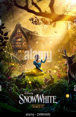 Snow White (2025) diretto da Marc Webb e interpretato da Rachel Zegler, Gal Gadot e Andrew Burnap. Adattamento live-action del film d'animazione Disney del 1937 "Biancaneve e i sette nani". Poster US Advance ***SOLO PER USO EDITORIALE***. Crediti: BFA / Walt Disney Studios Foto Stock