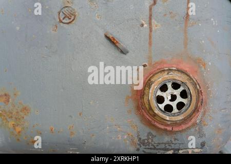 vecchio lavandino in metallo arrugginito Foto Stock