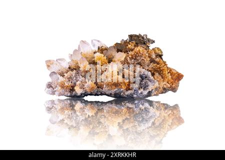 Campione di pirite, calcopirite, quarzo di Cavnic, Romania. fotografia isolata su un terreno nero bianco. sfondo dettaglio macro. crista minerale in primo piano Foto Stock