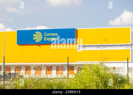 L'esterno di un deposito correos Express portugal con il suo logo ben visibile sulla facciata Foto Stock