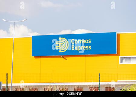 Sede aziendale Correos Express che mostra il marchio aziendale sull'esterno dell'edificio situato a povoa de santa iria, portogallo Foto Stock