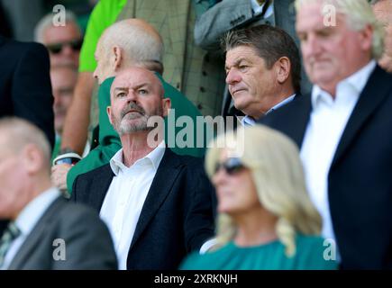 Il manager scozzese Steve Clarke (a sinistra) e l'assistente manager John Carver in tribuna durante la partita della William Hill Premiership all'Easter Road Stadium di Edimburgo. Data foto: Domenica 11 agosto 2024. Foto Stock