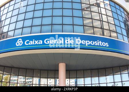 Logo Caixa Geral de Depositos sulla facciata di un edificio a Lisbona, Portogallo. Foto Stock