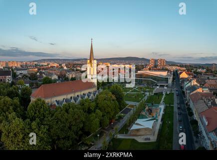 Chiesa di Egek kiralyneja nel quarto distretto di Budapest, Hugnary. Questa è la chiesa più grande di Ujpest. Situato in Piazza Szent istvan, vicino al municipio e alla u Foto Stock