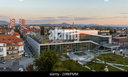 Il mercato alimentare di Ujepst e il centro eventi UP in piazza Szent Istvan, Ujpest, Budapest, Hunggary, alcuni anni fa hanno riabilitato l'area dove hanno costruito un nuovo parco e. Foto Stock