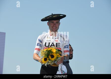 La Clasica San Sebastian Klasikoa Donostia Marc Hirschi batte Julian Alaphillipe alla vittoria Foto Stock