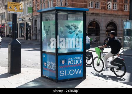 Londra, Regno Unito. 11 agosto 2024. La gente scatta foto della settima nuova opera d'arte dell'artista di strada Banksy raffigurante pesci piranha che coprono una scatola di sentinelle della polizia a Ludgate Hill, City of London, London, England, UK domenica 11 agosto 2024. Foto di Credit: Justin ng/Alamy Live News Foto Stock