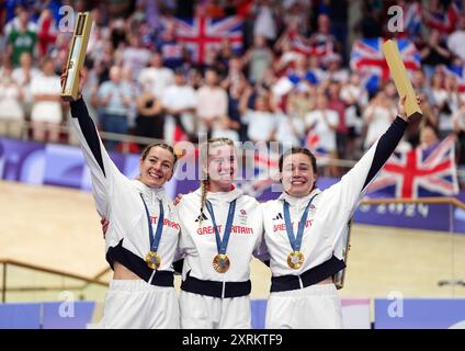 Foto datata 05/08/24, di Katy Marchant, Emma Finucane e Sophie Capewell, in Gran Bretagna, con le loro medaglie d'oro vinte nelle finali del Women's Team Sprint. Data di pubblicazione: Domenica 11 agosto 2024. Foto Stock