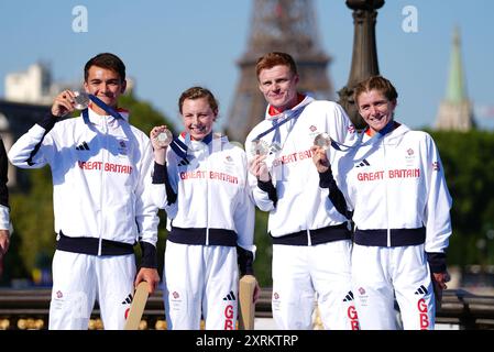 Foto datata 05/08/24 di Alex Yee, Georgia Taylor-Brown, Samuel Dickinson e Beth Potter con le loro medaglie di bronzo a seguito del Mixed Relay Triathlon. Data di pubblicazione: Domenica 11 agosto 2024. Foto Stock