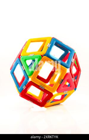 Modello tridimensionale di una sfera di quadrati e triangoli modulari colorati. Foto Stock