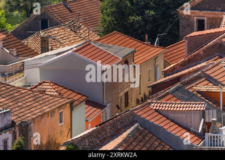 Città vecchia di Trpanj in Croazia, tetti di tegole rosse, stradine strette, vacanza nella penisola di Peljesac Foto Stock