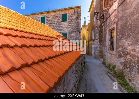 Città vecchia di Trpanj in Croazia, tetti di tegole rosse, stradine strette, vacanza nella penisola di Peljesac Foto Stock