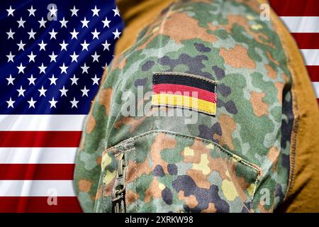 11 agosto 2024: Un soldato delle forze armate tedesche si trova di fronte alla bandiera americana, simboleggiando il partenariato militare e le relazioni transatlantiche tra Germania e Stati Uniti. FOTOMONTAGGIO *** Ein Soldat der deutschen Bundeswehr steht vor der amerikanischen Flagge, was die militärische Partnerschaft und die transatlantischen Beziehungen zwischen Deutschland und den USA symbolisiert. FOTOMONTAGE Foto Stock