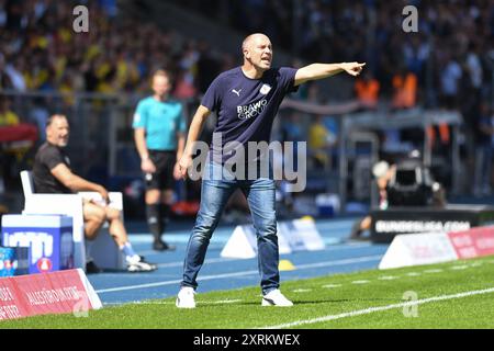 11 agosto 2024, bassa Sassonia, Brunswick: Calcio: Bundesliga 2, Eintracht Braunschweig - 1. FC Magdeburg, Matchday 2, Eintracht Stadium. Il coach di Braunschweig Daniel Scherning gesticola. Foto: Swen Pförtner/dpa - NOTA IMPORTANTE: In conformità con le normative della DFL German Football League e della DFB German Football Association, è vietato utilizzare o far utilizzare fotografie scattate nello stadio e/o della partita sotto forma di immagini sequenziali e/o serie di foto video. Foto Stock